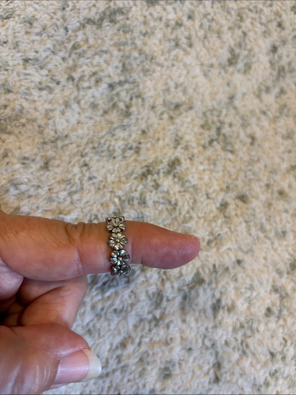 Dainty Silver Toned Daisies Floral Stackable Ring Size 7 NWT